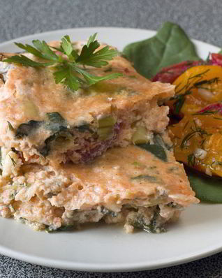 Творожный омлет с зеленью и овощами