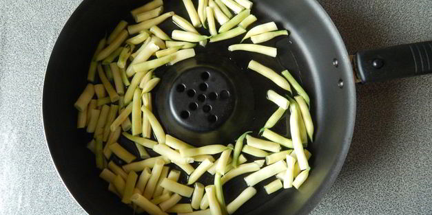 творожный омлет с зеленью и овощами