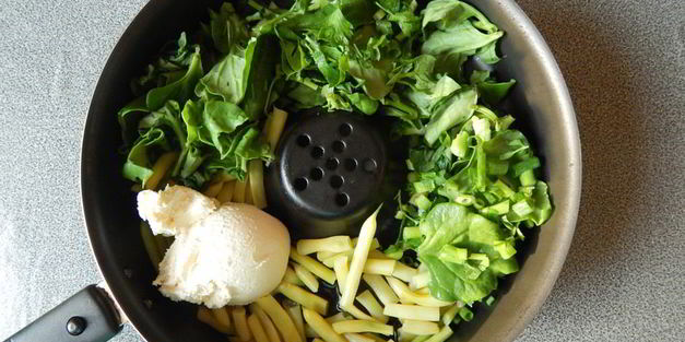 творожный омлет с зеленью и овощами