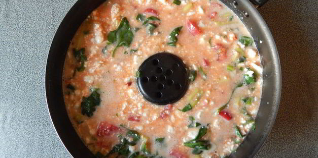 творожный омлет с зеленью и овощами