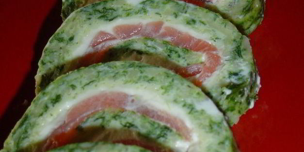 закуска из омлета, сыра и красной рыбы