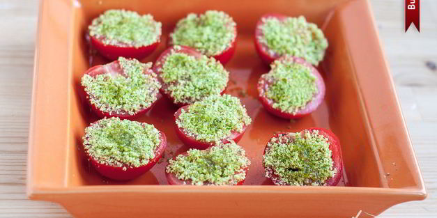 помидоры, фаршированные хлебными крошками, зеленью и чесноком