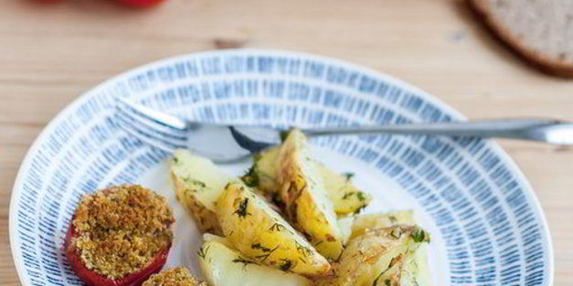 помидоры, фаршированные хлебными крошками, зеленью и чесноком