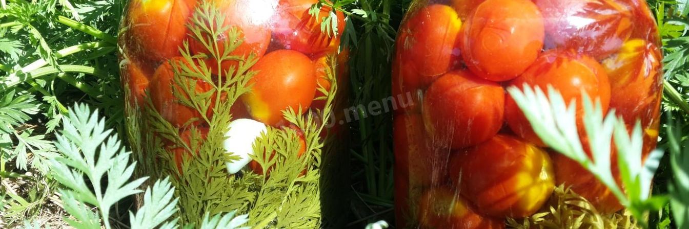Помидоры с морковной ботвой и лаврушкой на зиму