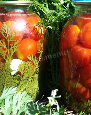 Помидоры с морковной ботвой и лаврушкой на зиму