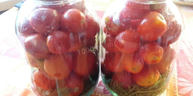 помидоры с морковной ботвой и лаврушкой на зиму