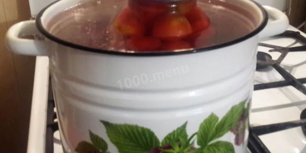 помидоры с морковной ботвой и лаврушкой на зиму