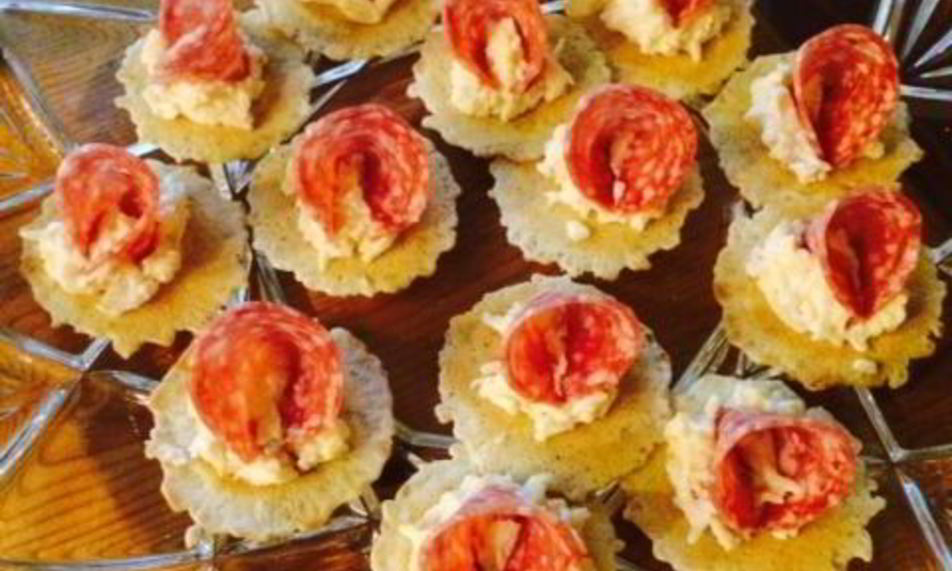 Рецепт праздничная закуска из копченого сыра с колбасой