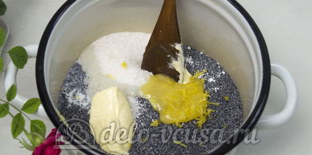 дрожжевой рулет с маком