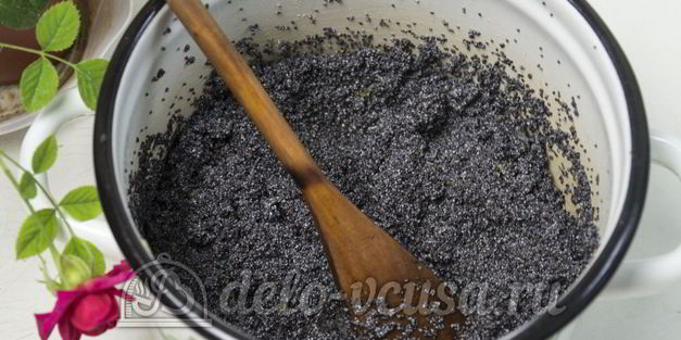 дрожжевой рулет с маком