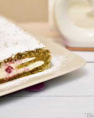 Фисташковый рулет с клубникой