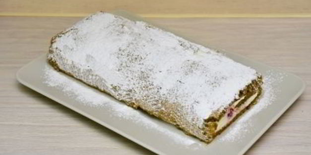 фисташковый рулет с клубникой