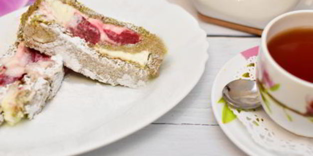 фисташковый рулет с клубникой