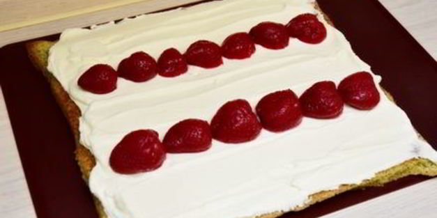 фисташковый рулет с клубникой