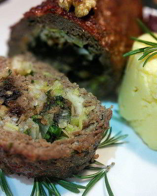 Говяжий рулет с черносливом и грецким орехом