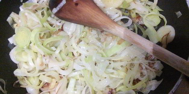 говяжий рулет с черносливом и грецким орехом