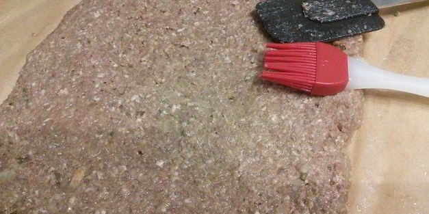 говяжий рулет с черносливом и грецким орехом