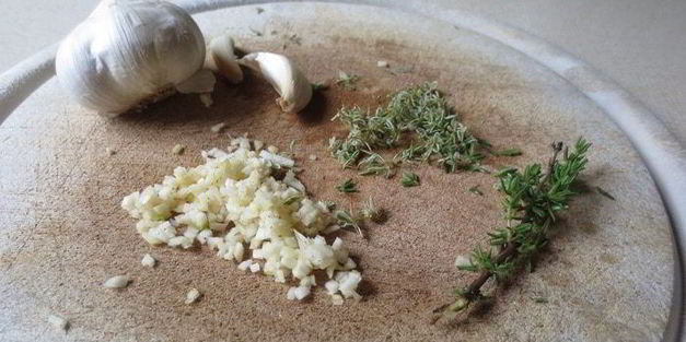 гратен вкусняшка с рулетиками из цукини с рикоттой и кедровыми орешками