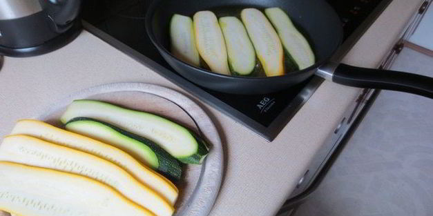 гратен вкусняшка с рулетиками из цукини с рикоттой и кедровыми орешками