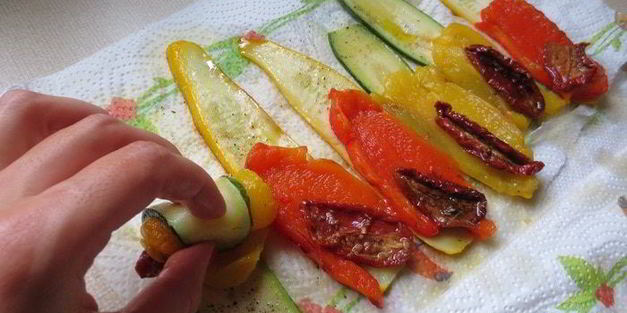 гратен вкусняшка с рулетиками из цукини с рикоттой и кедровыми орешками