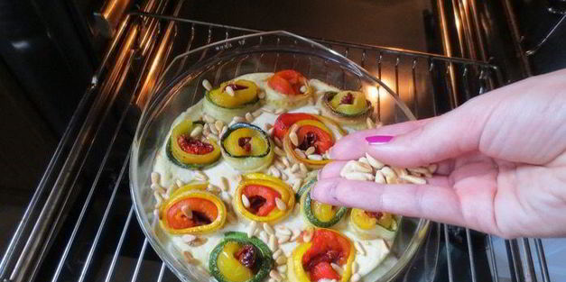 гратен вкусняшка с рулетиками из цукини с рикоттой и кедровыми орешками