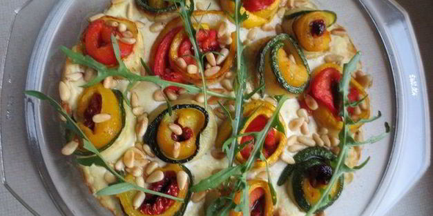 гратен вкусняшка с рулетиками из цукини с рикоттой и кедровыми орешками