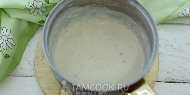 капустные рулетики с белым соусом на пару