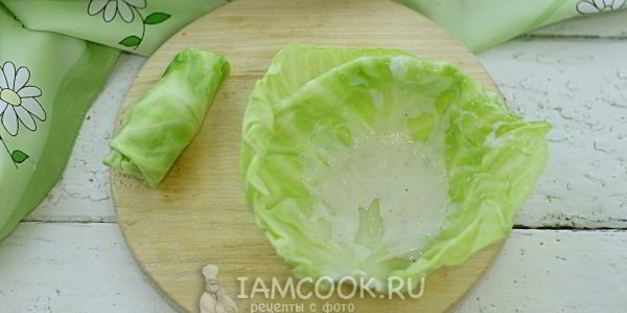 капустные рулетики с белым соусом на пару