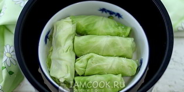 капустные рулетики с белым соусом на пару