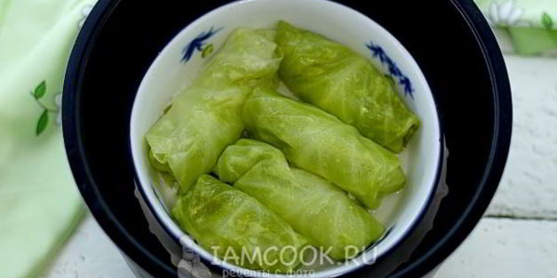 капустные рулетики с белым соусом на пару