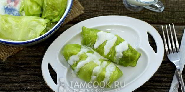 капустные рулетики с белым соусом на пару