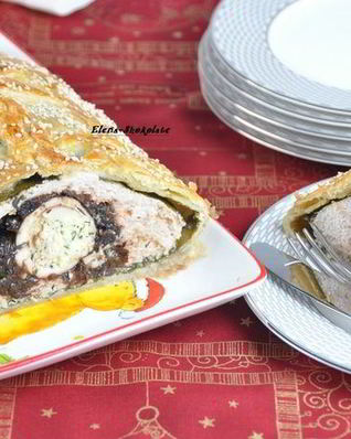 Куриный рулет с черносливом в слоеной шубке