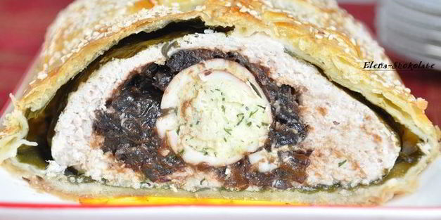 куриный рулет с черносливом в слоеной шубке