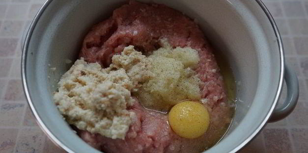 куриный рулет с черносливом в слоеной шубке