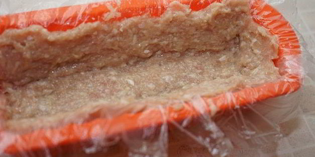 куриный рулет с черносливом в слоеной шубке