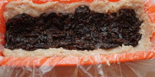 куриный рулет с черносливом в слоеной шубке