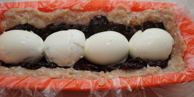 куриный рулет с черносливом в слоеной шубке