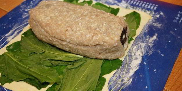 куриный рулет с черносливом в слоеной шубке