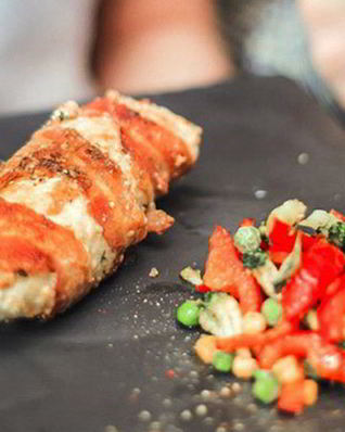 Куриный рулет с грибами и беконом