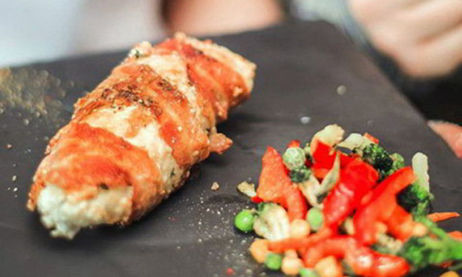 Рецепт куриный рулет с грибами и беконом