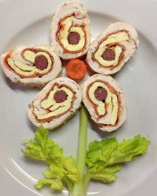 Куриный рулет с омлетом и охотничьими колбасками