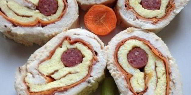 куриный рулет с омлетом и охотничьими колбасками