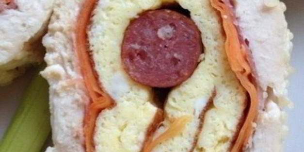 куриный рулет с омлетом и охотничьими колбасками