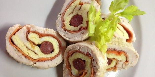 куриный рулет с омлетом и охотничьими колбасками