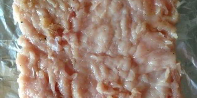 куриный рулет с омлетом и охотничьими колбасками