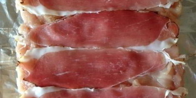 куриный рулет с омлетом и охотничьими колбасками