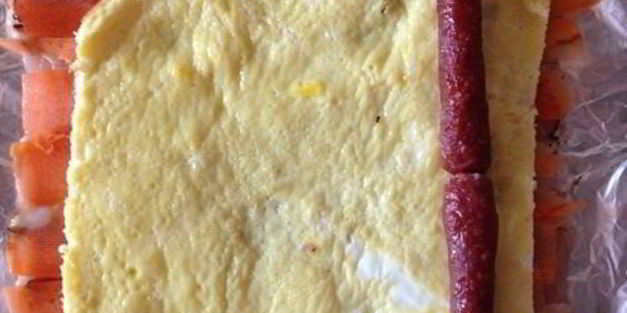 куриный рулет с омлетом и охотничьими колбасками