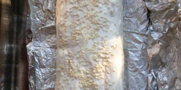 куриный рулет с омлетом и охотничьими колбасками