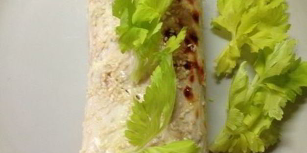 куриный рулет с омлетом и охотничьими колбасками