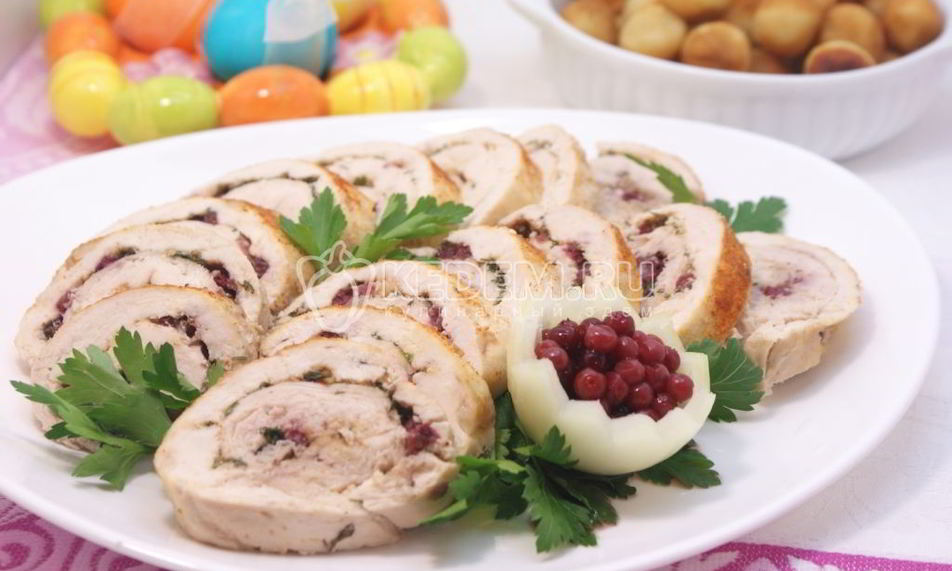 Рецепт куриный рулет с укропом и брусникой